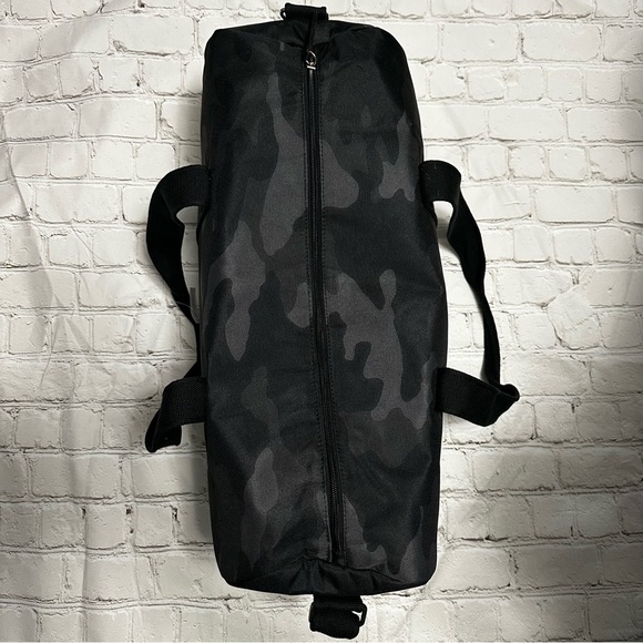 🆕dark camo duffel bag - Picture 5 of 6